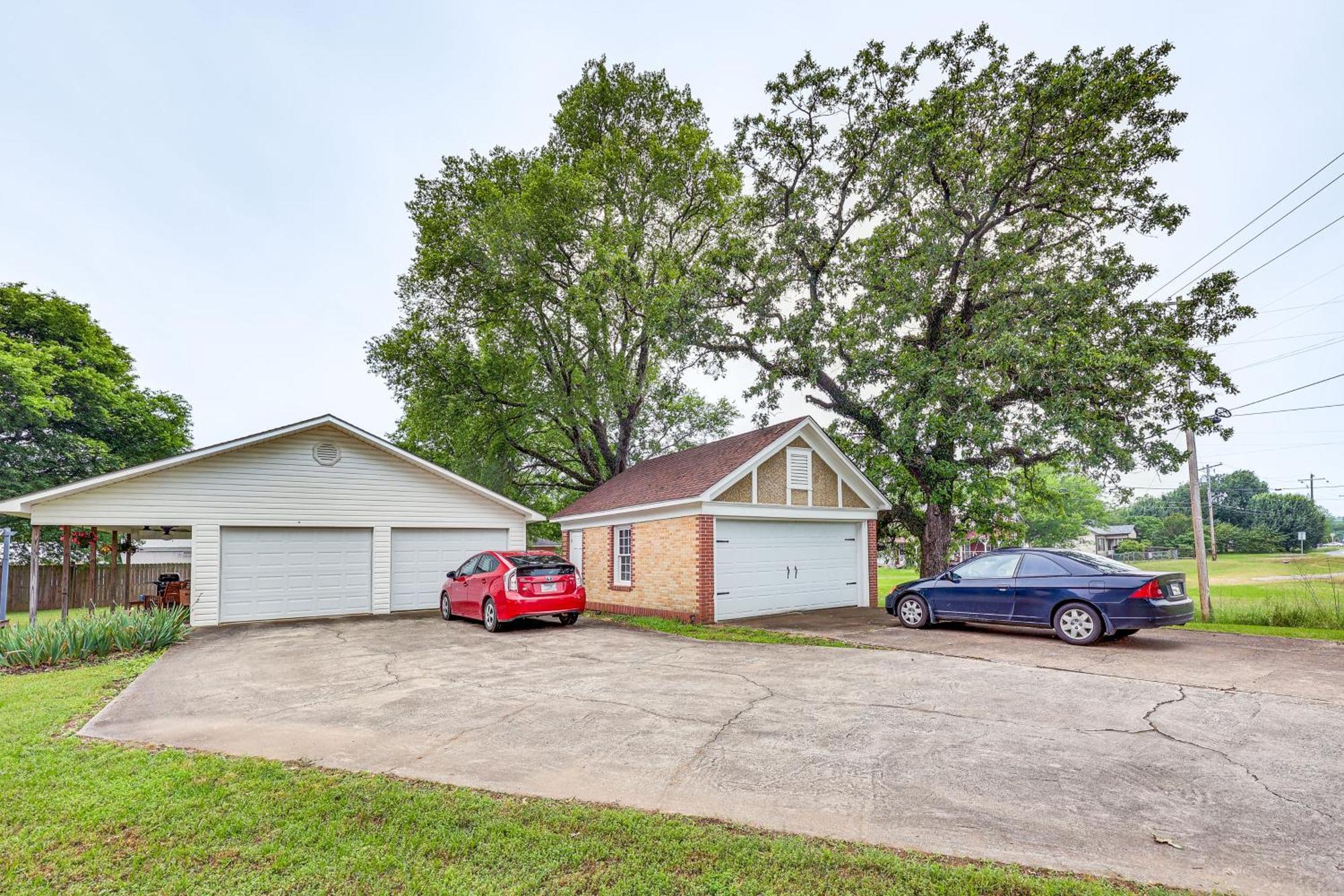 Delightful Retreat With Fireplace And Large Yard! מראה חיצוני תמונה
