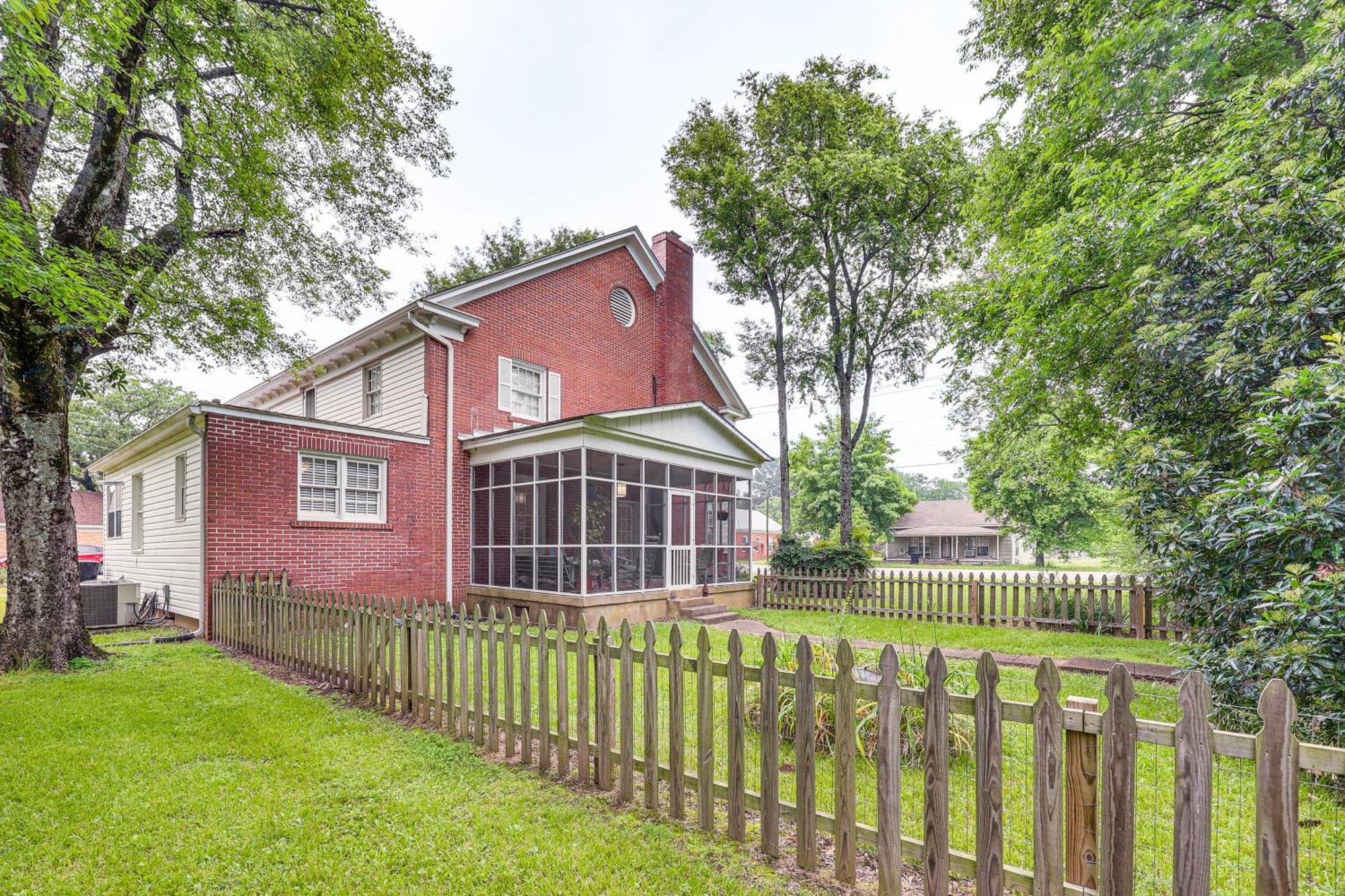 Delightful Retreat With Fireplace And Large Yard! מראה חיצוני תמונה