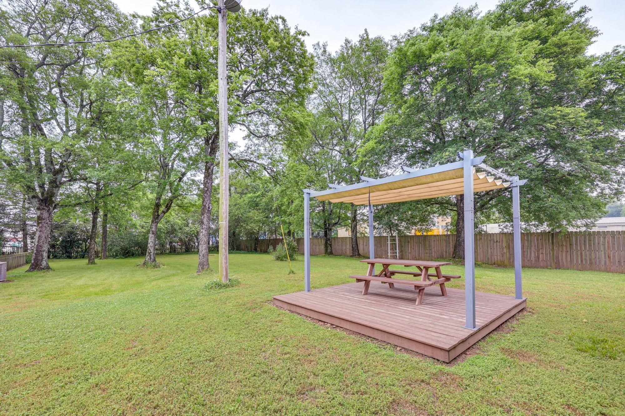 Delightful Retreat With Fireplace And Large Yard! מראה חיצוני תמונה